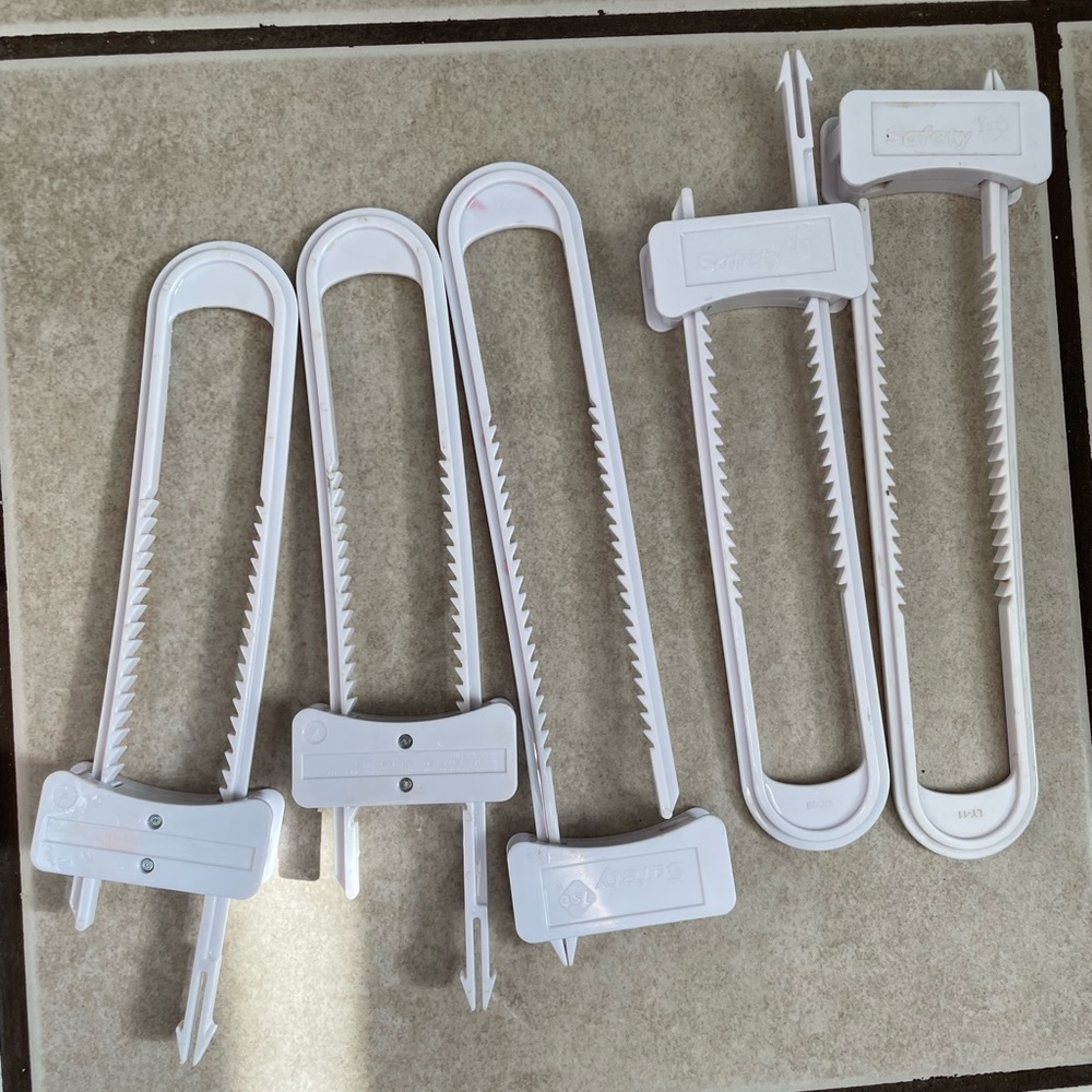 Baby saftery1st cabinet locks